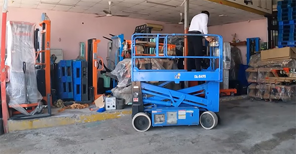 Bàn nâng điện có bánh xe di chuyển thuận tiện 