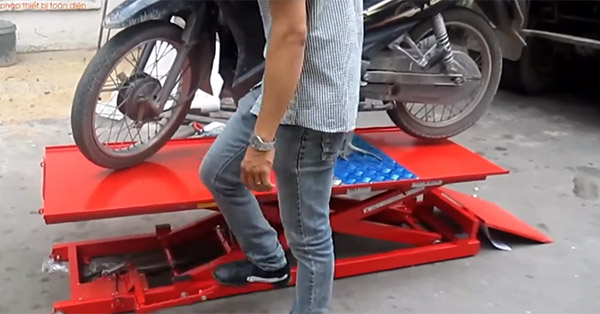 Bàn nâng xe máy cũ tại Ninh Bình