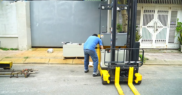 Thực hiện lắp bình điện cho xe nâng chuyên nghiệp