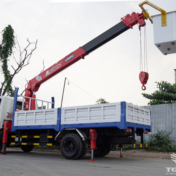 Xe cẩu Hino XZU730L 3T5 gắn cẩu Unic URV343