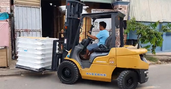 Xe nâng dầu 3 tấn tại Ninh Bình